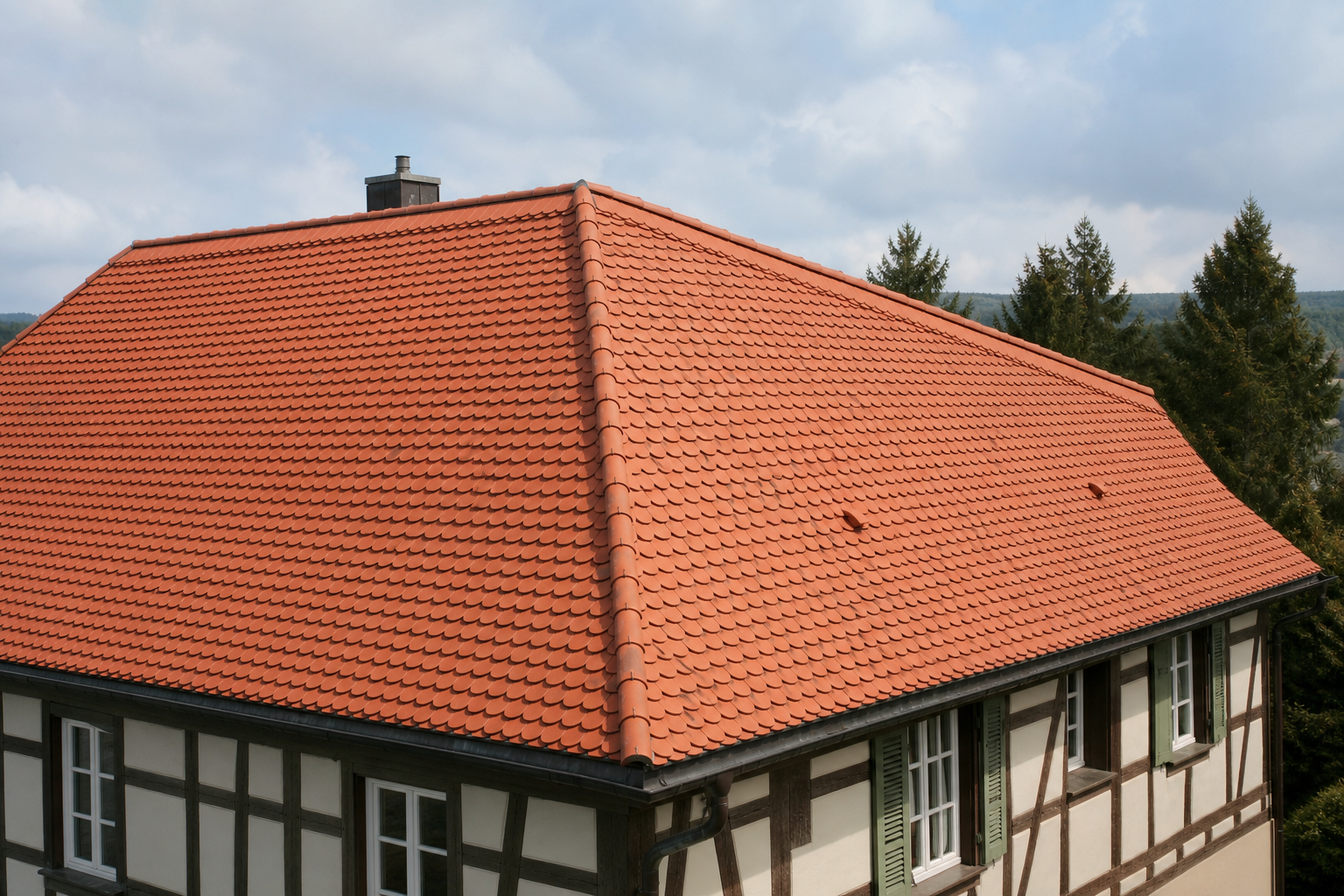 Dach mit Biberschwanzziegeln Gesamtansicht – Dachdecker Peikert Handwerk Groß-Bieberau