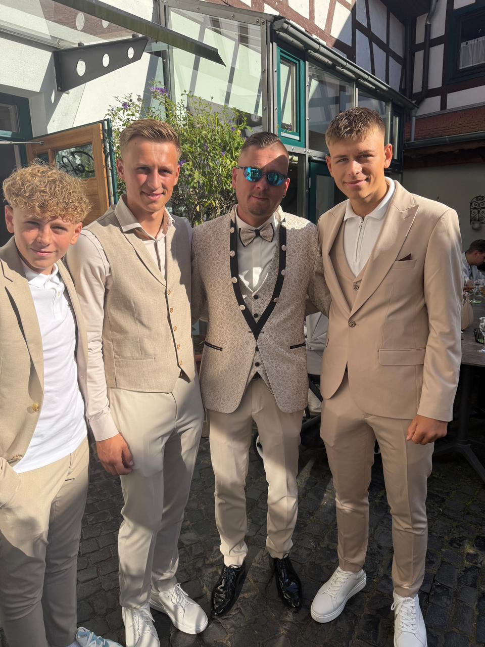 Familie Peikert im Festtags-Outfit – Tradition und Generationen in Groß-Bieberau